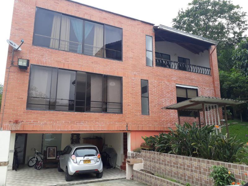 Casa en venta Antioquia Envigado Zona Centro 2652 m2 Habitaciones 4 Baños 3 Garajes 4 Precio $2200000000