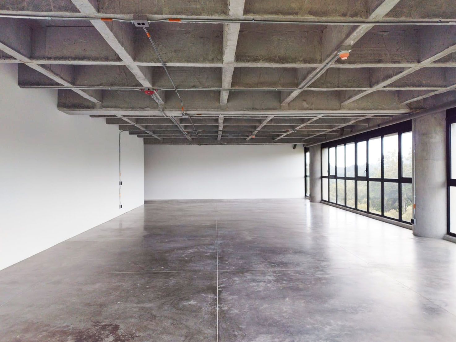 Oficina en arriendo o venta Antioquia Envigado Envigado 385 m2 Habitaciones 0 Baños 10 Garajes 3 Precio venta $4240000000 Precio arriendo $37000000