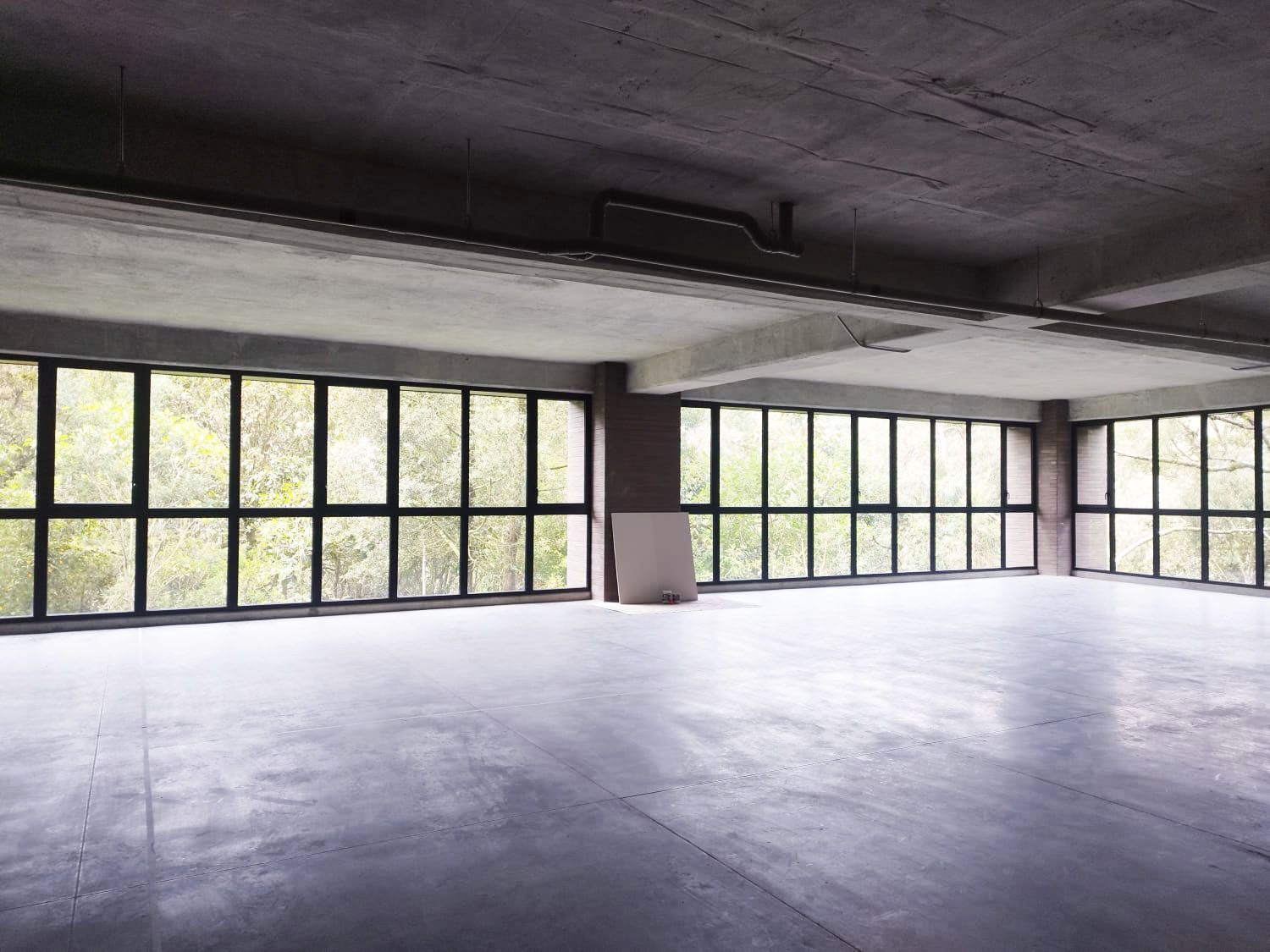 Oficina en arriendo o venta Antioquia Envigado Envigado 302 m2 Habitaciones 0 Baños 10 Garajes 3 Precio venta $2330000000 Precio arriendo $29500000