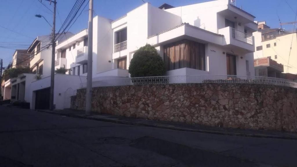 Casa en arriendo Valle Del Cauca Cali Miraflores 1000 m2 Habitaciones 8 Baños 8 Garajes 1 Precio $8000000