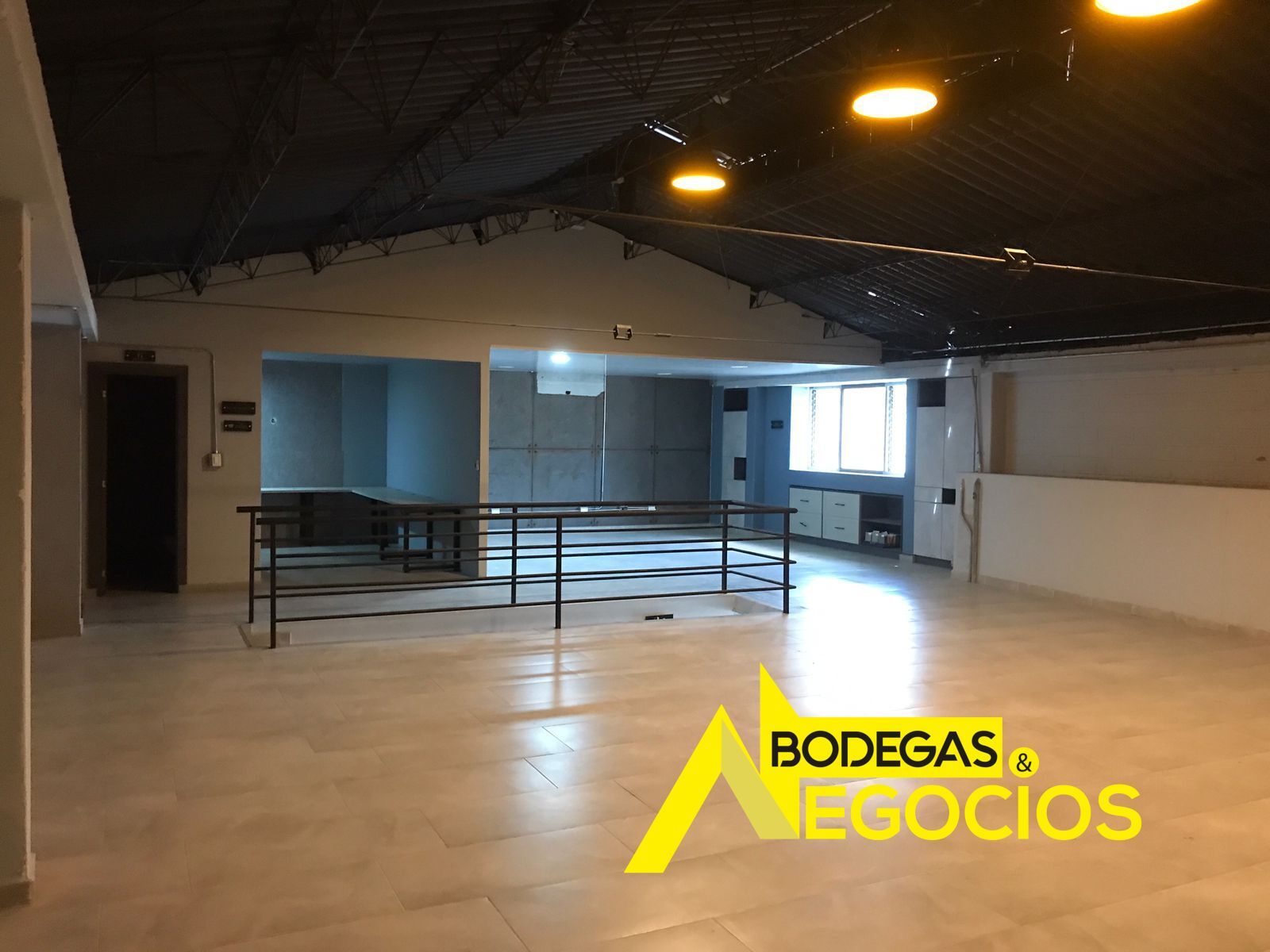 Bodega en arriendo Antioquia Medellín Villa Carlota 300 m2 Habitaciones 0 Baños 4 Garajes 3 Precio $15000000