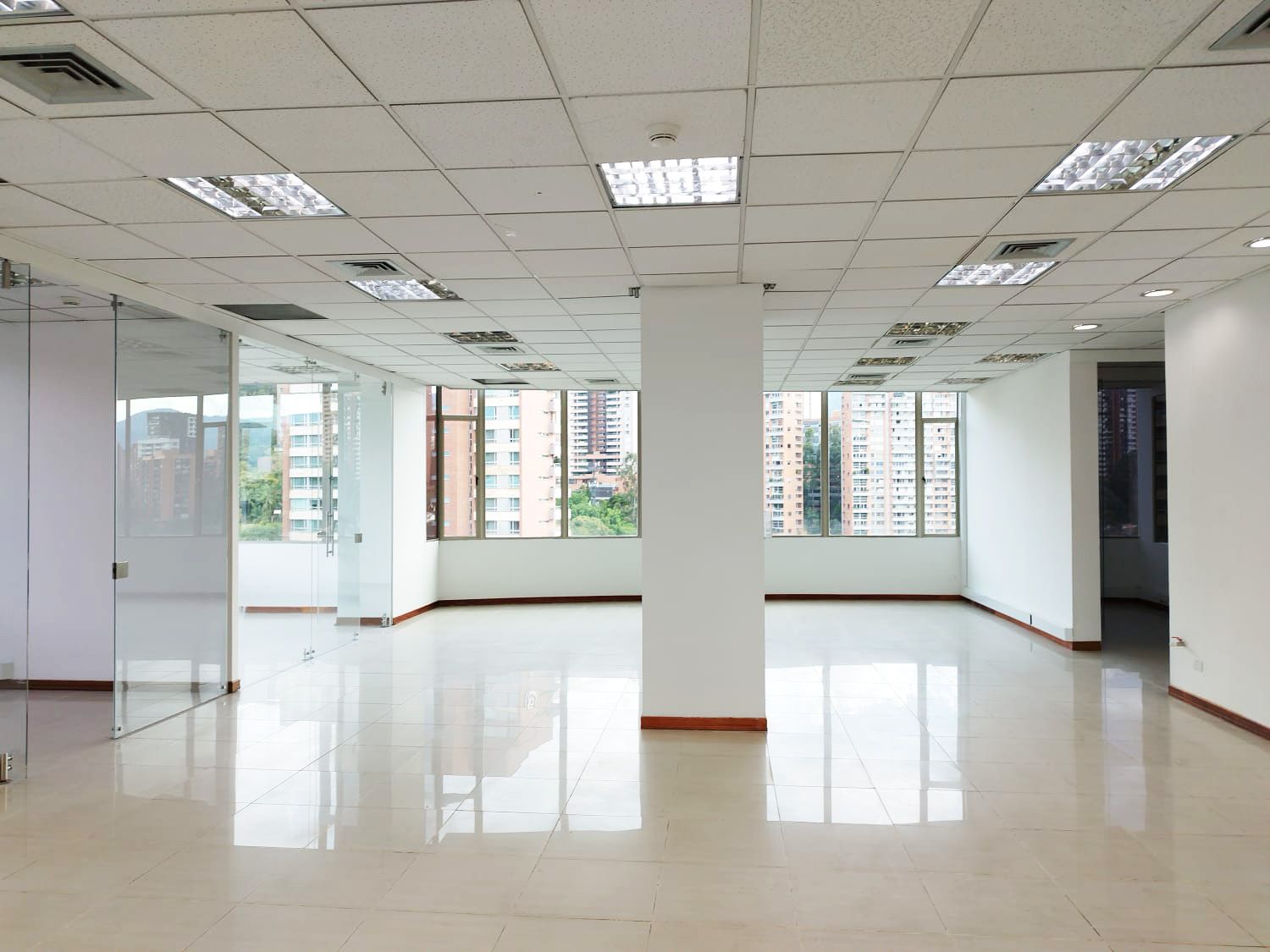 Oficina en arriendo Antioquia Medellín Los Naranjos 693 m2 Habitaciones 0 Baños 6 Garajes 6 Precio $36000000