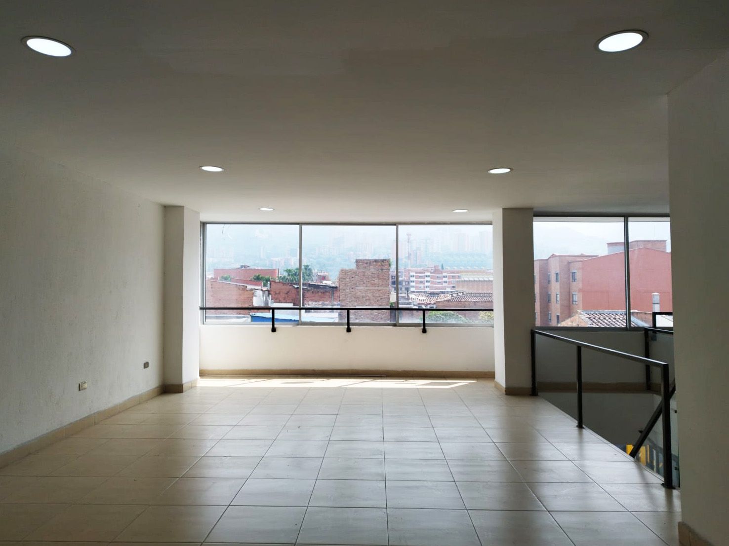 Oficina en arriendo Antioquia Envigado Zona Centro 300 m2 Habitaciones 0 Baños 10 Garajes 7 Precio $13000000