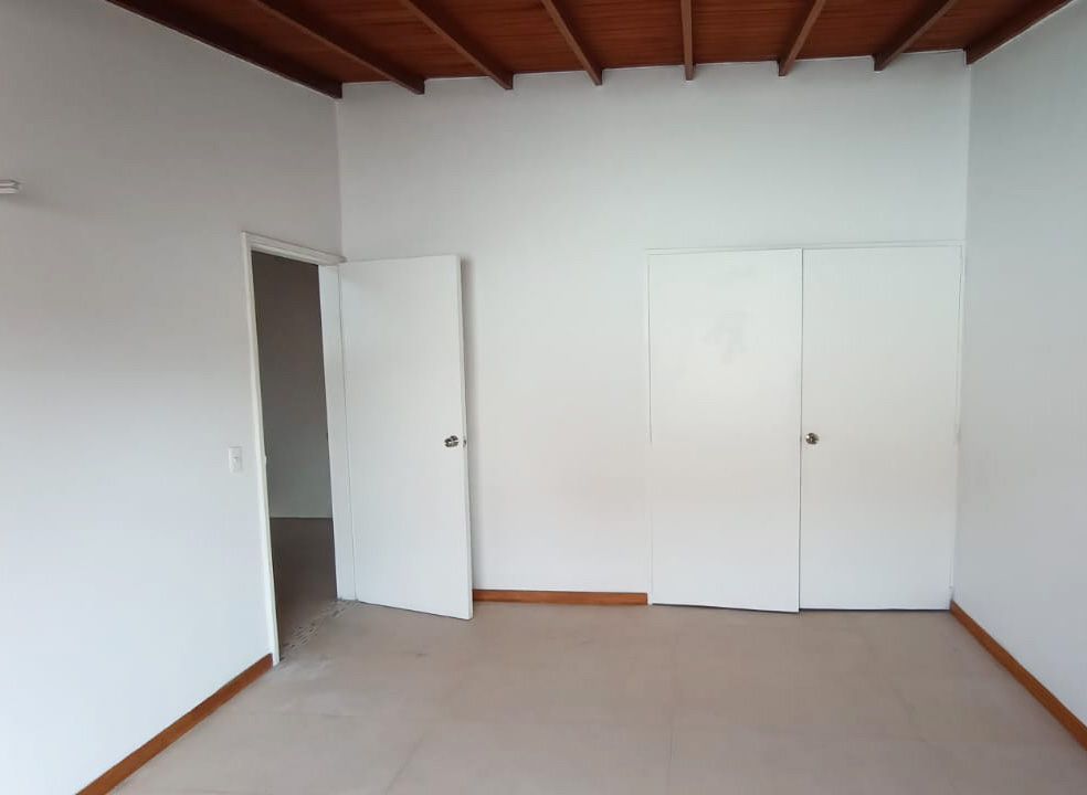 Oficina en arriendo Antioquia Medellín Suramericana 242 m2 Habitaciones 0 Baños 6 Garajes 2 Precio $8500000