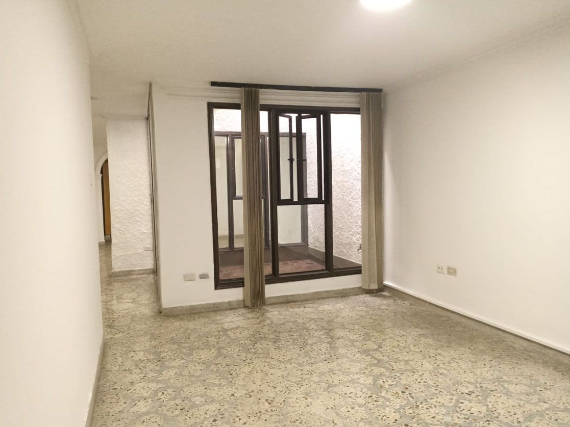 Oficina en arriendo Antioquia Medellín Los Colores 240 m2 Habitaciones 0 Baños 6 Garajes 2 Precio $5800000