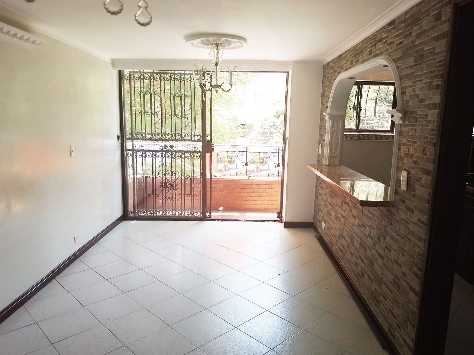 Apartamento en arriendo Antioquia Medellín Santa Teresita 80 m2 Habitaciones 3 Baños 2 Garajes 2 Precio $2900000