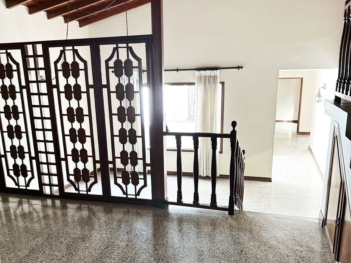 Oficina en arriendo Antioquia Medellín Rosales 230 m2 Habitaciones 0 Baños 4 Garajes 3 Precio $9000000