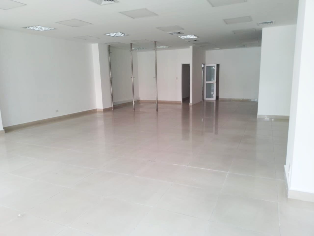 Local en arriendo Antioquia Medellín Loma De Los Bernal 210 m2 Habitaciones 0 Baños 2 Garajes 1 Precio $13000000