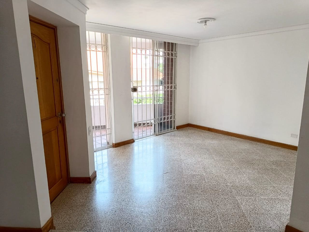 Apartamento en arriendo Antioquia Medellín Miravalle 140 m2 Habitaciones 3 Baños 2 Garajes 2 Precio $3200000
