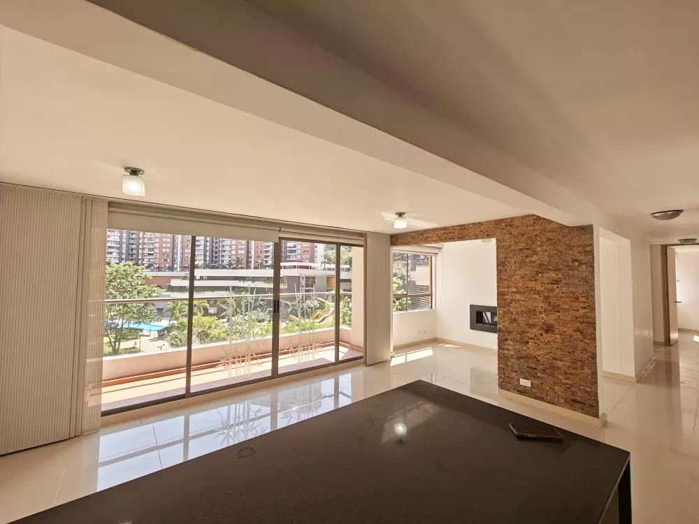 Apartamento en arriendo Antioquia Medellín Loma De Los Bernal 98 m2 Habitaciones 3 Baños 2 Garajes 3 Precio $5000000