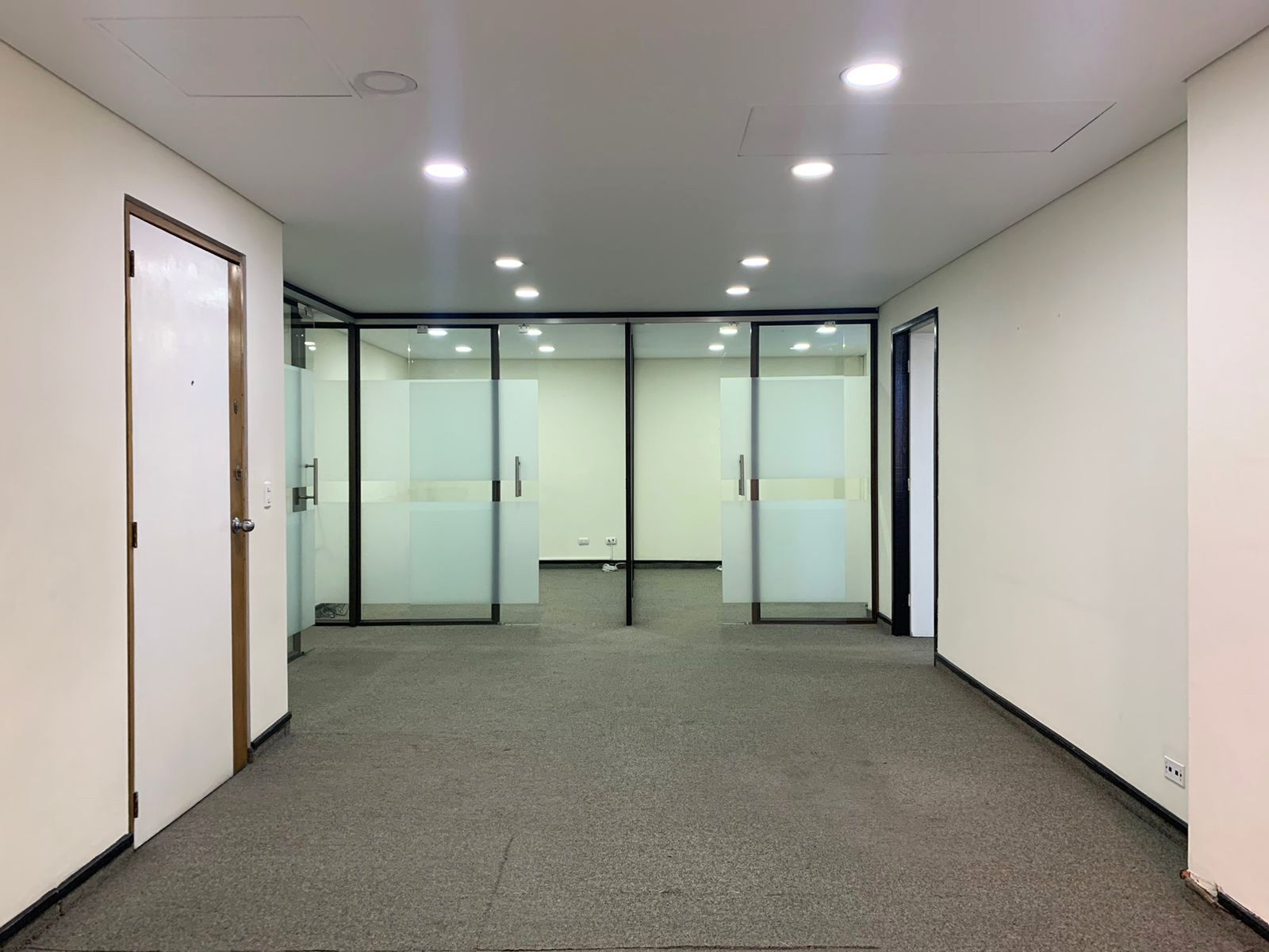 Oficina en arriendo Antioquia Medellín Patio Bonito 93 m2 Habitaciones 0 Baños 2 Garajes 3 Precio $7300000