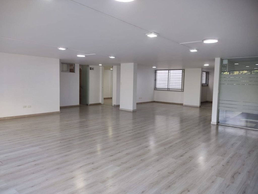 Oficina en arriendo Valle Del Cauca Cali El Peñón 220 m2 Habitaciones 0 Baños 2 Garajes 2 Precio $5800000