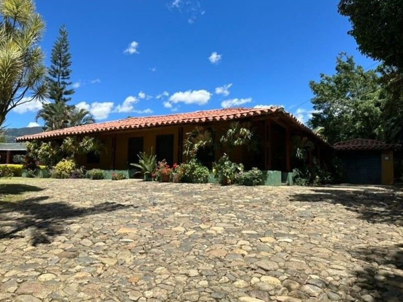 Finca en venta Antioquia Copacabana Copacabana 450 m2 Habitaciones 5 Baños 6 Garajes 2 Precio $2500000000