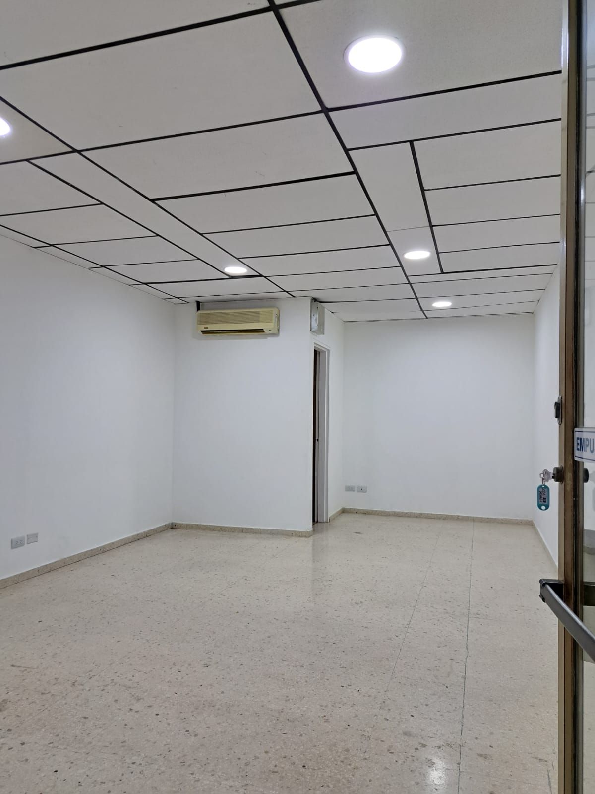 Local en venta Valle Del Cauca Cali San Vicente 24 m2 Habitaciones 0 Baños 1 Garajes 1 Precio $170000000