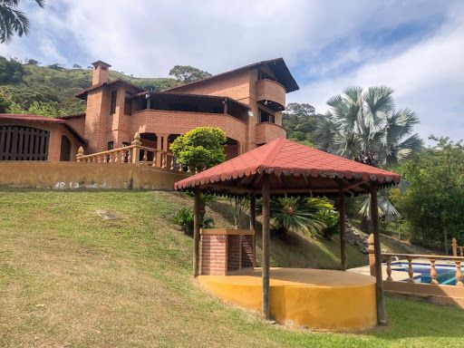 Casa en arriendo Antioquia Girardota Vereda El Totumo 250 m2 Habitaciones 7 Baños 8 Garajes 2 Precio $8500000