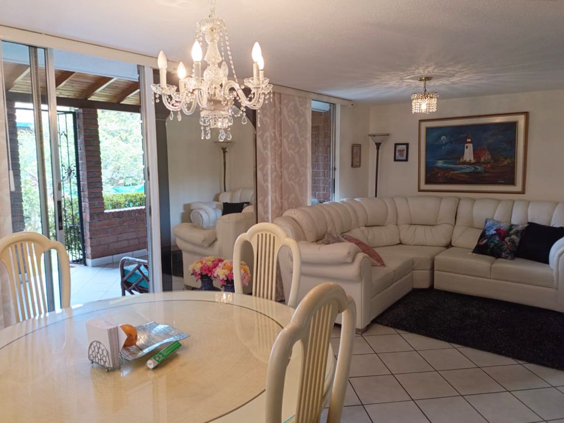 Casa en arriendo o venta Antioquia Medellín La Mota 149 m2 Habitaciones 5 Baños 6 Garajes 4 Precio venta $980000000 Precio arriendo $5200000