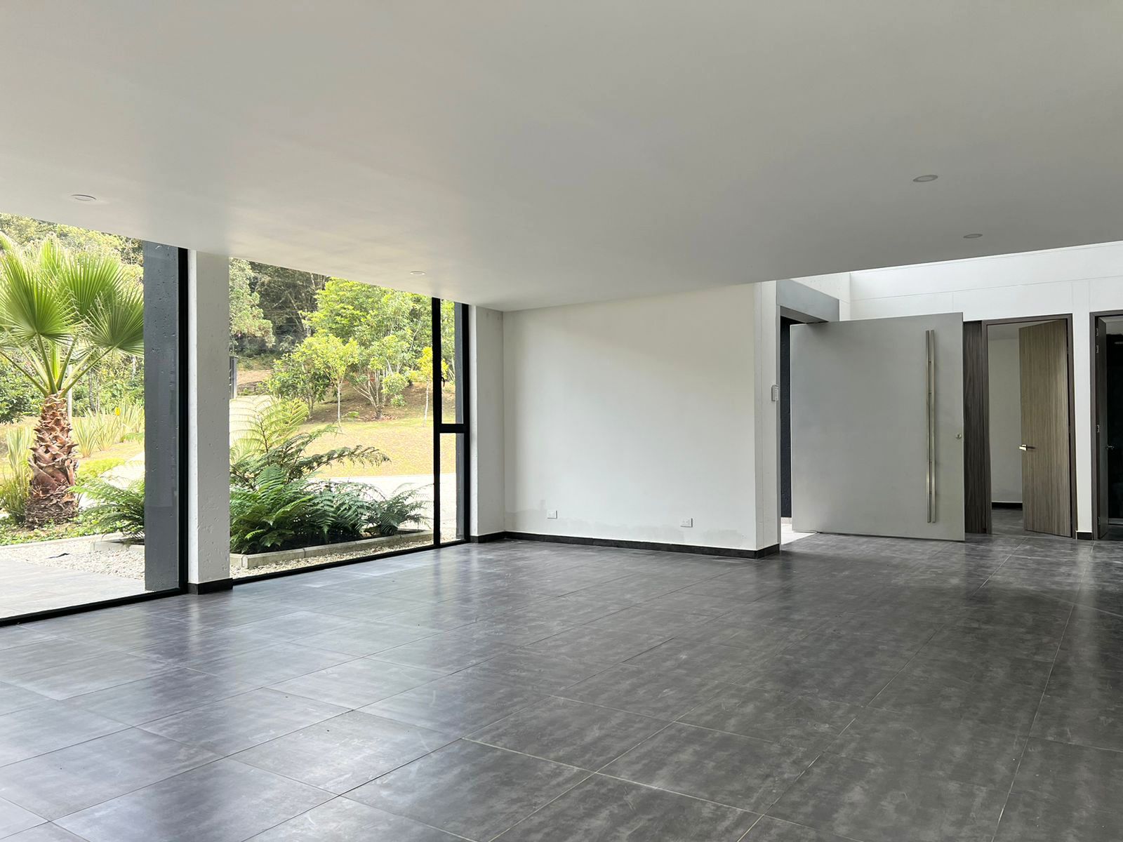 Casa en arriendo o venta Antioquia Envigado Envigado 450 m2 Habitaciones 4 Baños 8 Garajes 5 Precio venta $2650000000 Precio arriendo $13450000