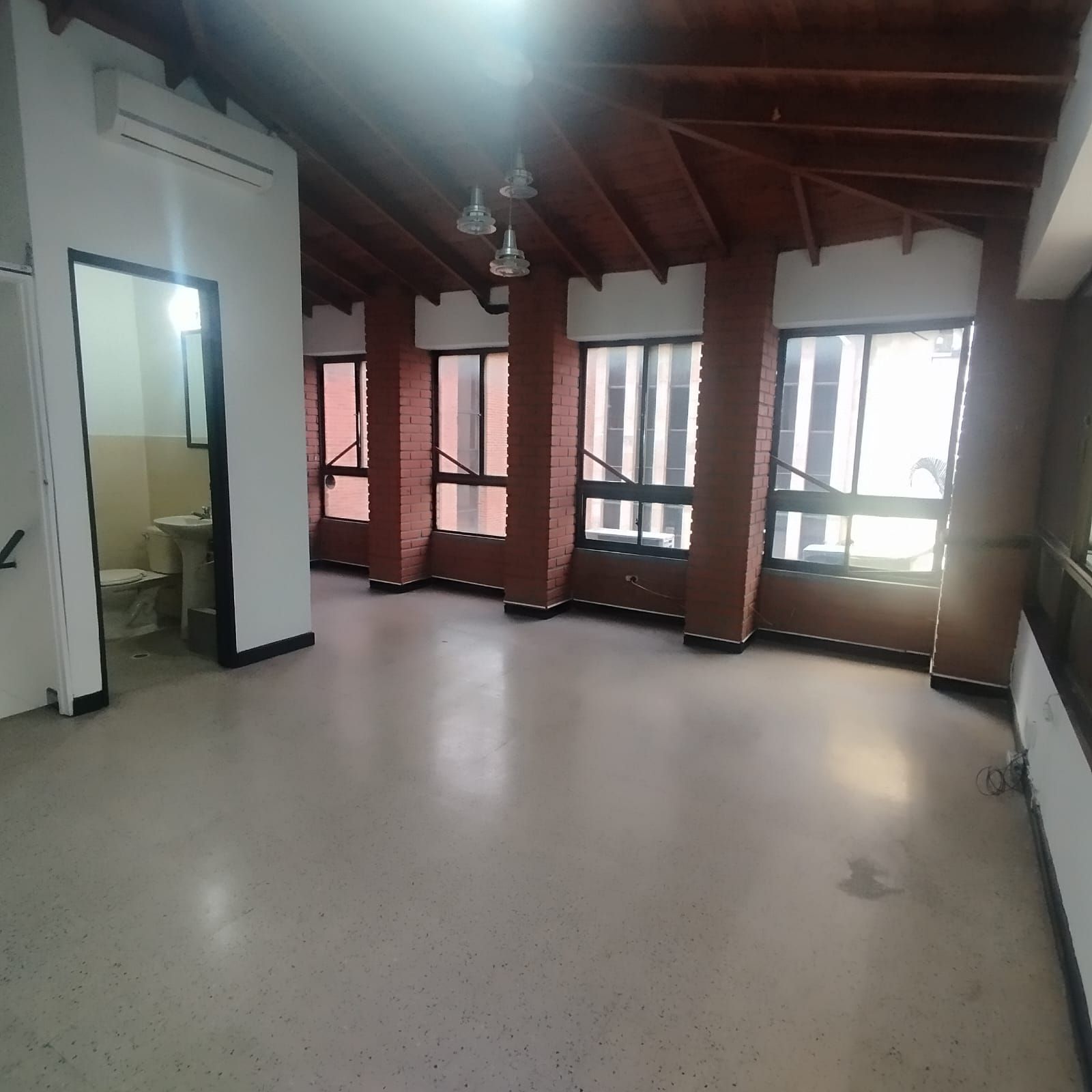 Local en arriendo Antioquia Medellín La Candelaria 48 m2 Habitaciones 0 Baños 2 Garajes 0 Precio $2500000