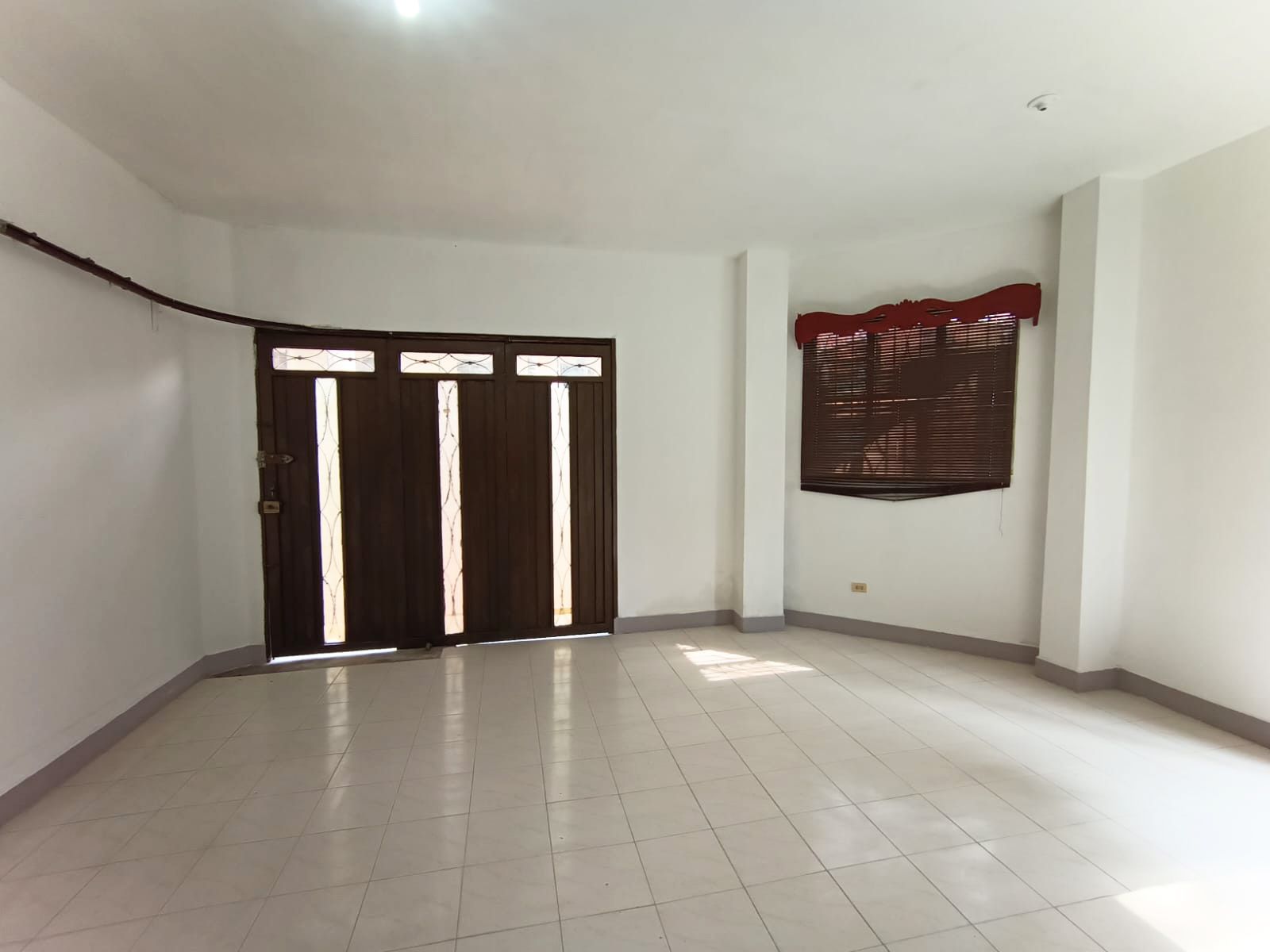 Oficina en arriendo Antioquia Medellín La Floresta 100 m2 Habitaciones 0 Baños 4 Garajes 2 Precio $3100000