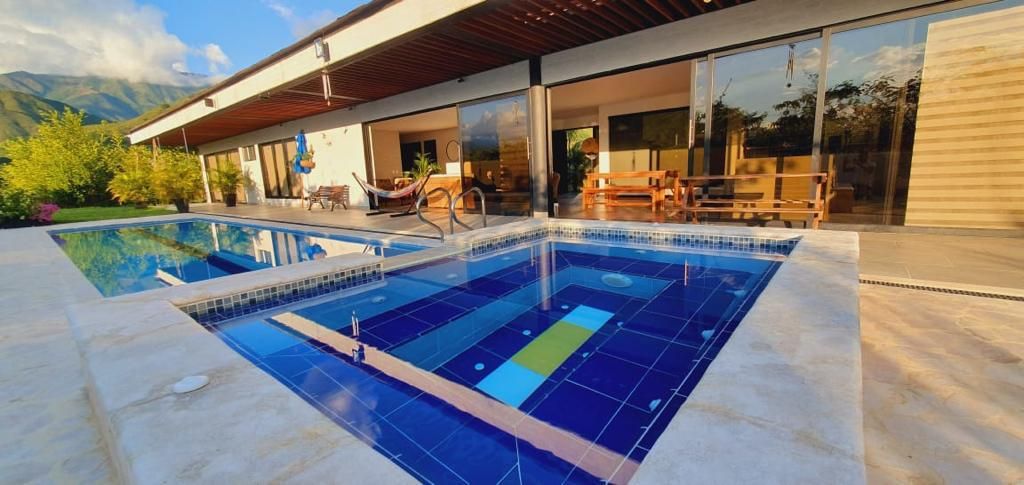 Finca en venta Antioquia San Jerónimo San Jerónimo 310 m2 Habitaciones 4 Baños 6 Garajes 2 Precio $2500000000