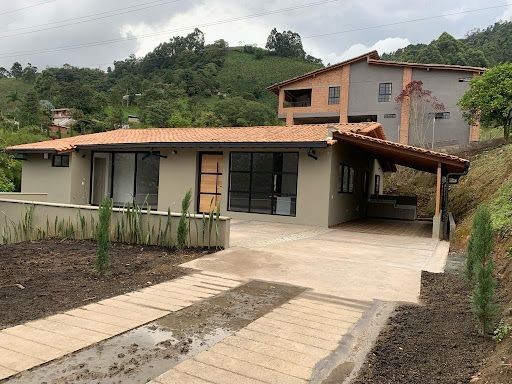 Finca en arriendo Antioquia Envigado San Rafael 330 m2 Habitaciones 4 Baños 2 Garajes 10 Precio $9800000