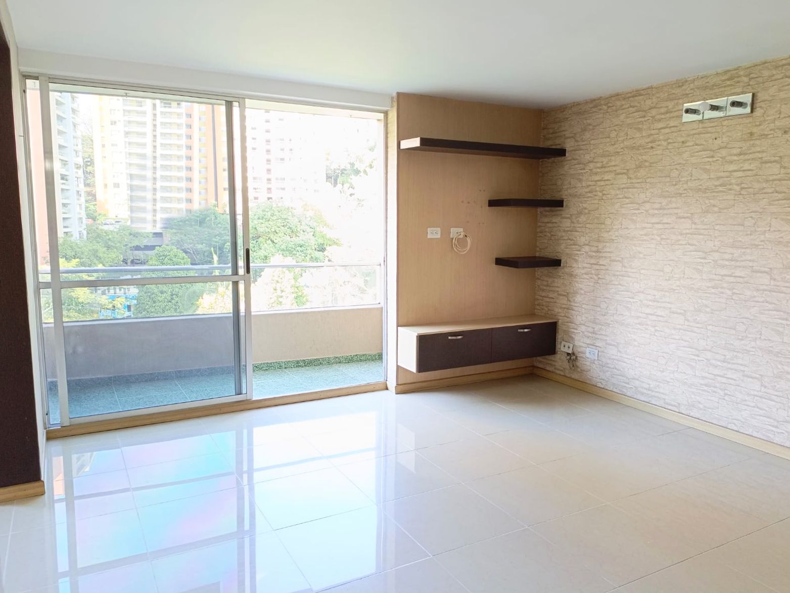 Apartamento en arriendo Antioquia Medellín Loma De Los Bernal 75 m2 Habitaciones 3 Baños 2 Garajes 2 Precio $3000000