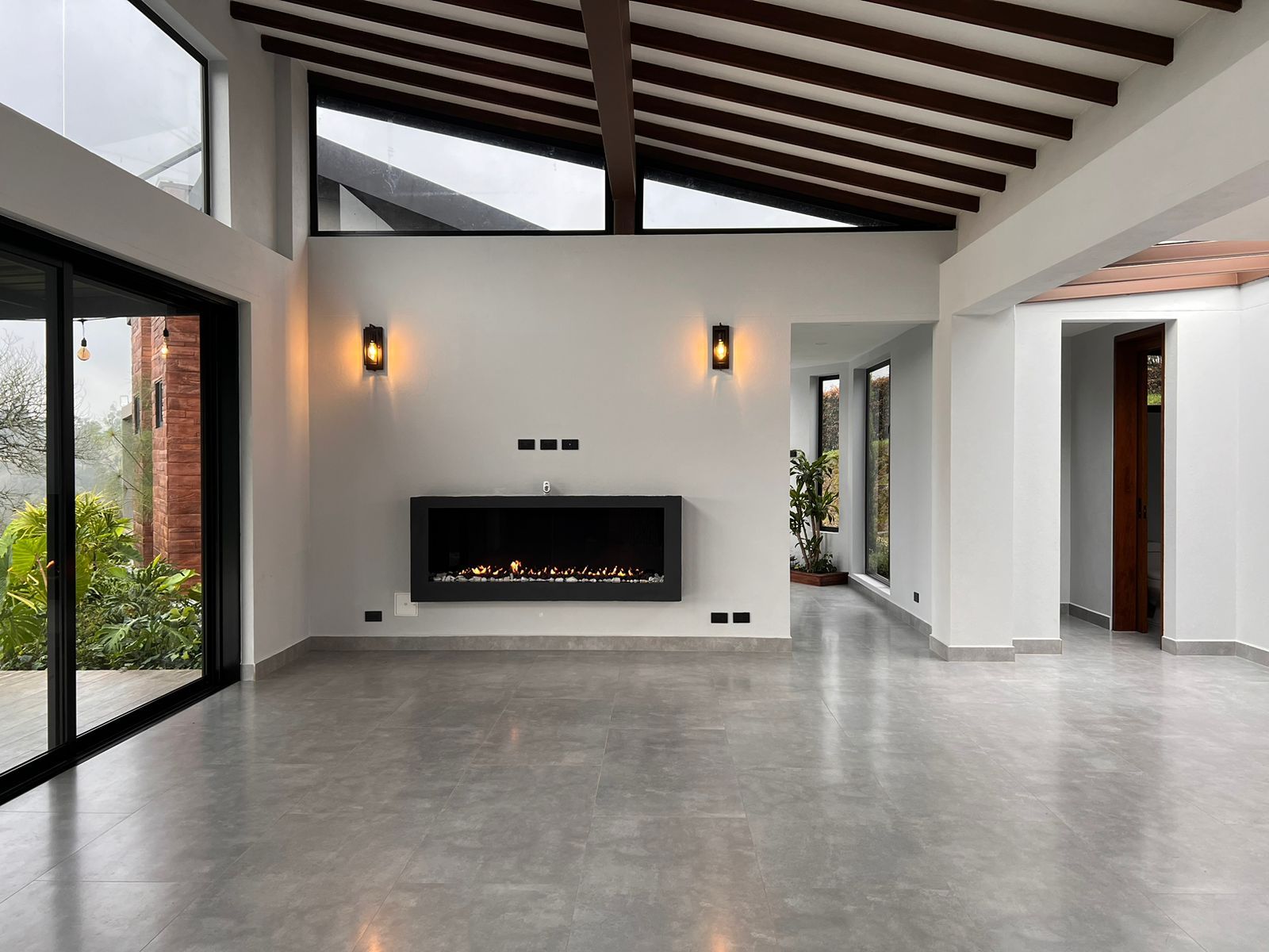 Casa en arriendo o venta Antioquia El Carmen De Viboral El Carmen De Viboral 370 m2 Habitaciones 4 Baños 8 Garajes 3 Precio venta $3080000000 Precio arriendo $15600000