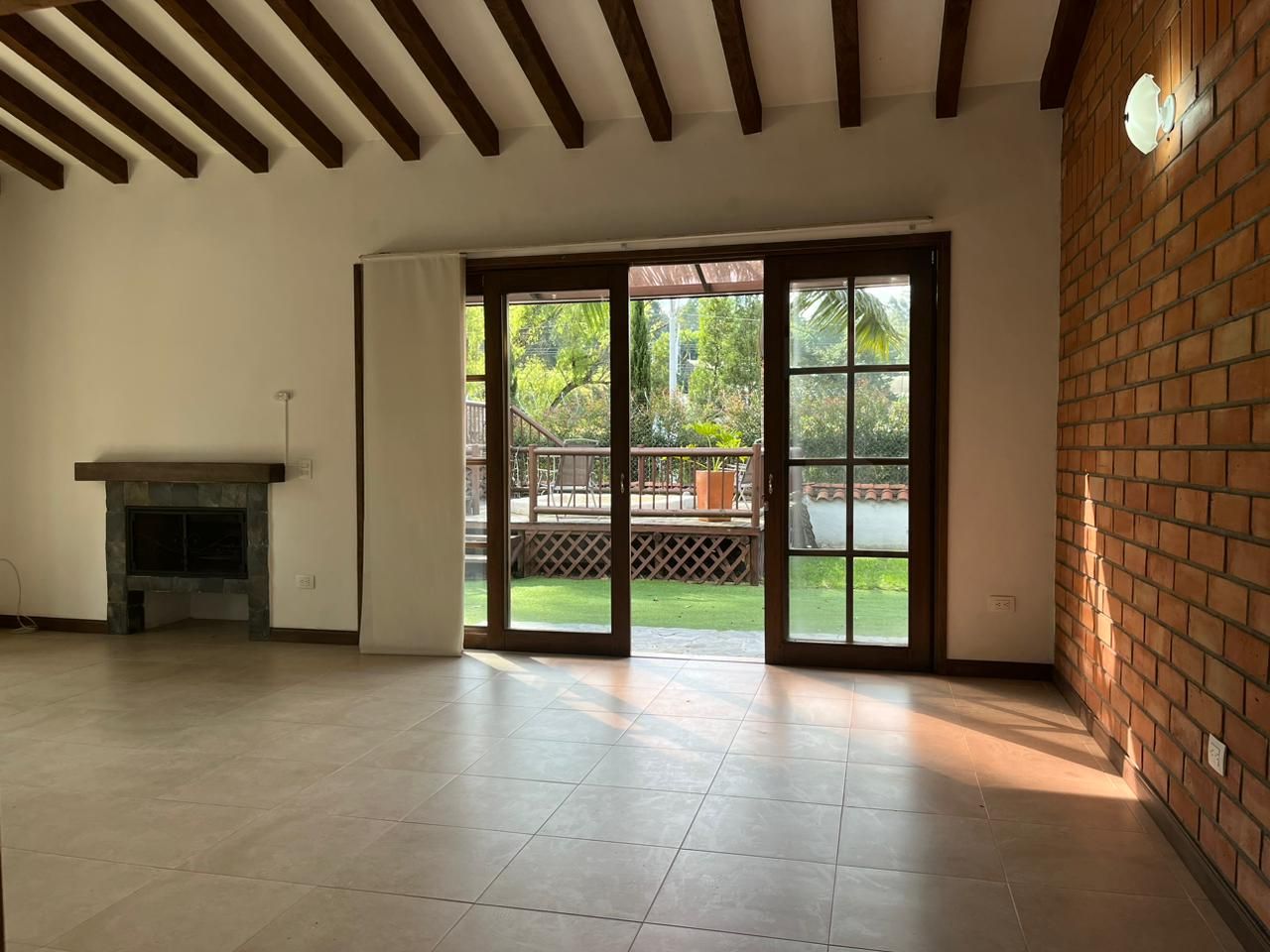 Casa en arriendo o venta Antioquia El Retiro El Retiro 160 m2 Habitaciones 3 Baños 6 Garajes 5 Precio venta $1410000000 Precio arriendo $6800000