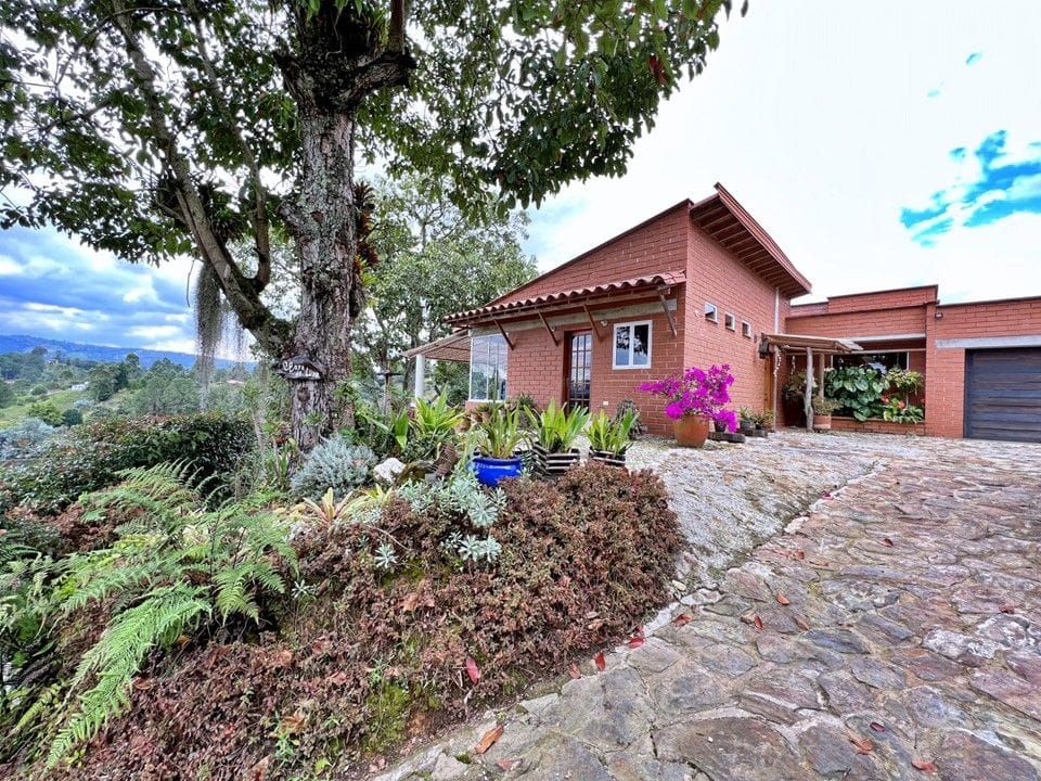 Finca en venta Antioquia Guarne Guarne 162 m2 Habitaciones 3 Baños 6 Garajes 2 Precio $1200000000
