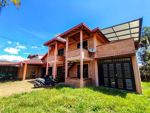 Casa en venta Antioquia Rionegro Ub San Joaquin 400 m2 Habitaciones 5 Baños 8 Garajes 5 Precio $1200000000