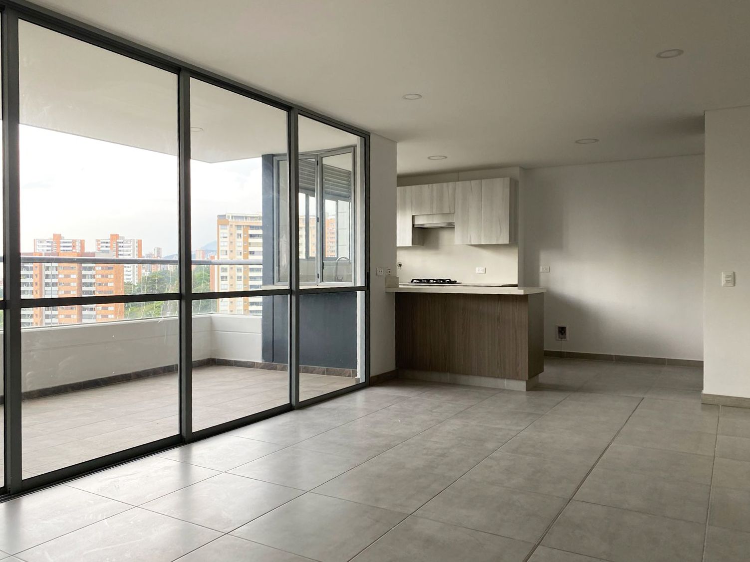 Apartamento en arriendo o venta Antioquia Envigado Loma Del Atravesado 139 m2 Habitaciones 3 Baños 4 Garajes 3 Precio venta $1250000000 Precio arriendo $6800000