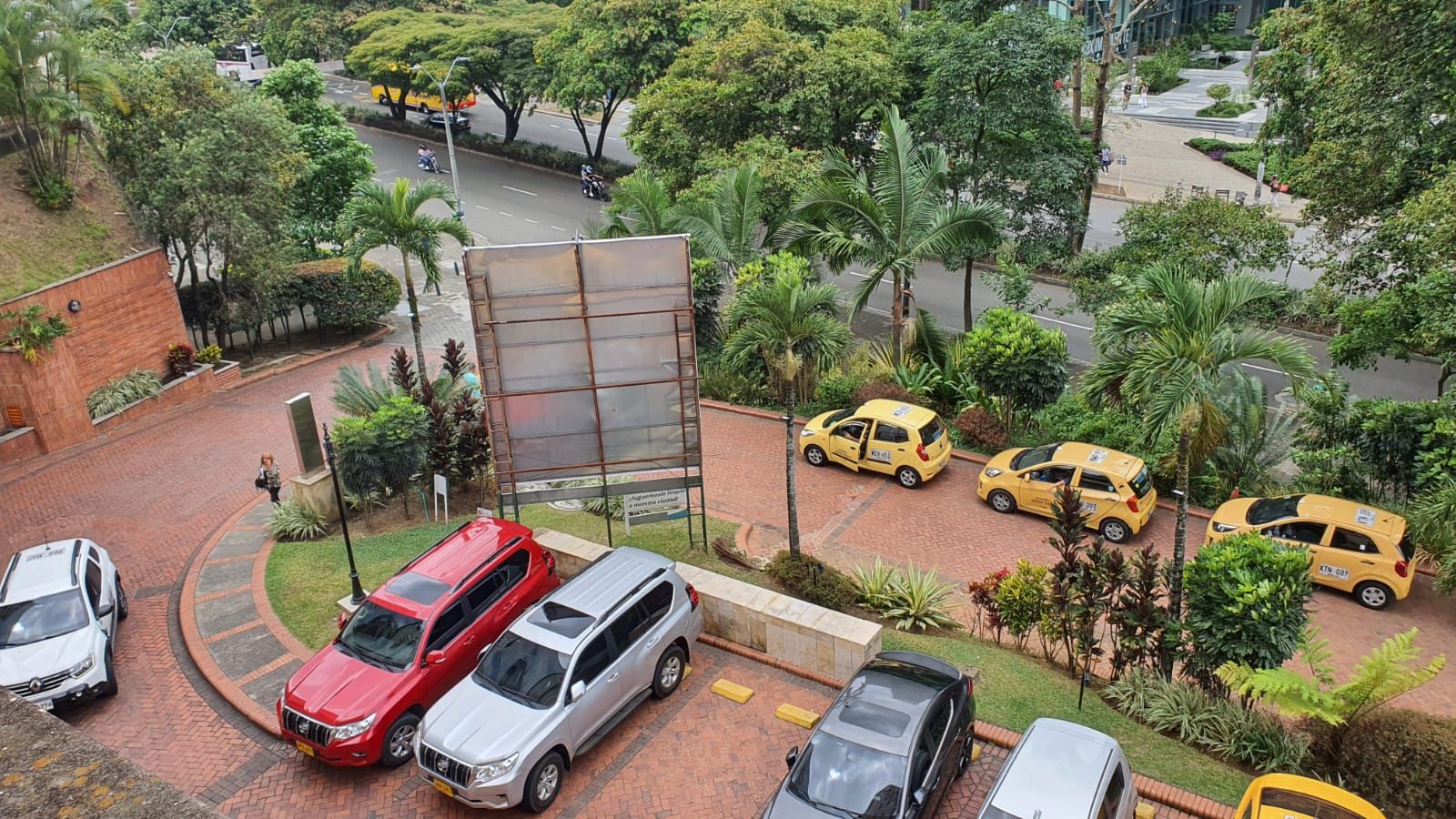 Oficina en arriendo Antioquia Medellín La Aguacatala 35 m2 Habitaciones 0 Baños 0 Garajes 2 Precio $3300000