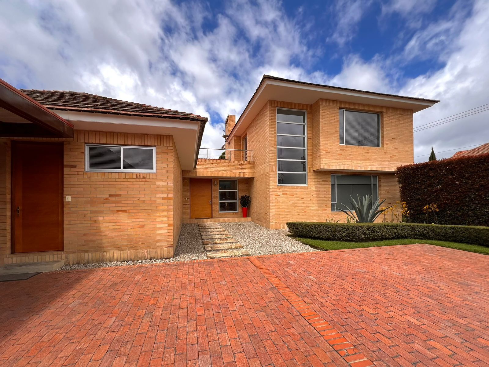 Casa en venta Cundinamarca Cajicá Cajica 261 m2 Habitaciones 3 Baños 6 Garajes 3 Precio $1500000000