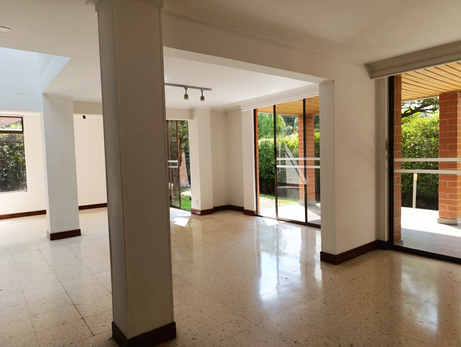 Casa en arriendo o venta Antioquia Medellín Alejandria 350 m2 Habitaciones 5 Baños 4 Garajes 4 Precio venta $1610000000 Precio arriendo $10500000