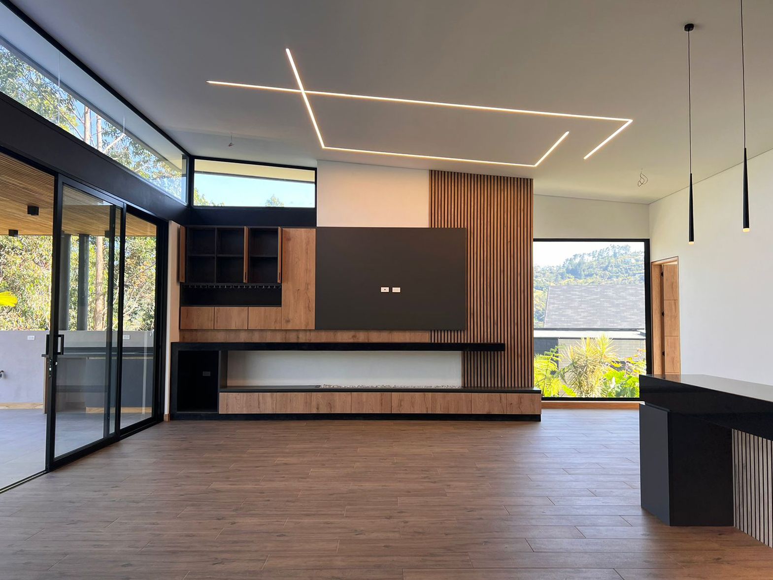 Casa en arriendo o venta Antioquia El Retiro El Retiro 335 m2 Habitaciones 3 Baños 6 Garajes 5 Precio venta $3600000000 Precio arriendo $20600000