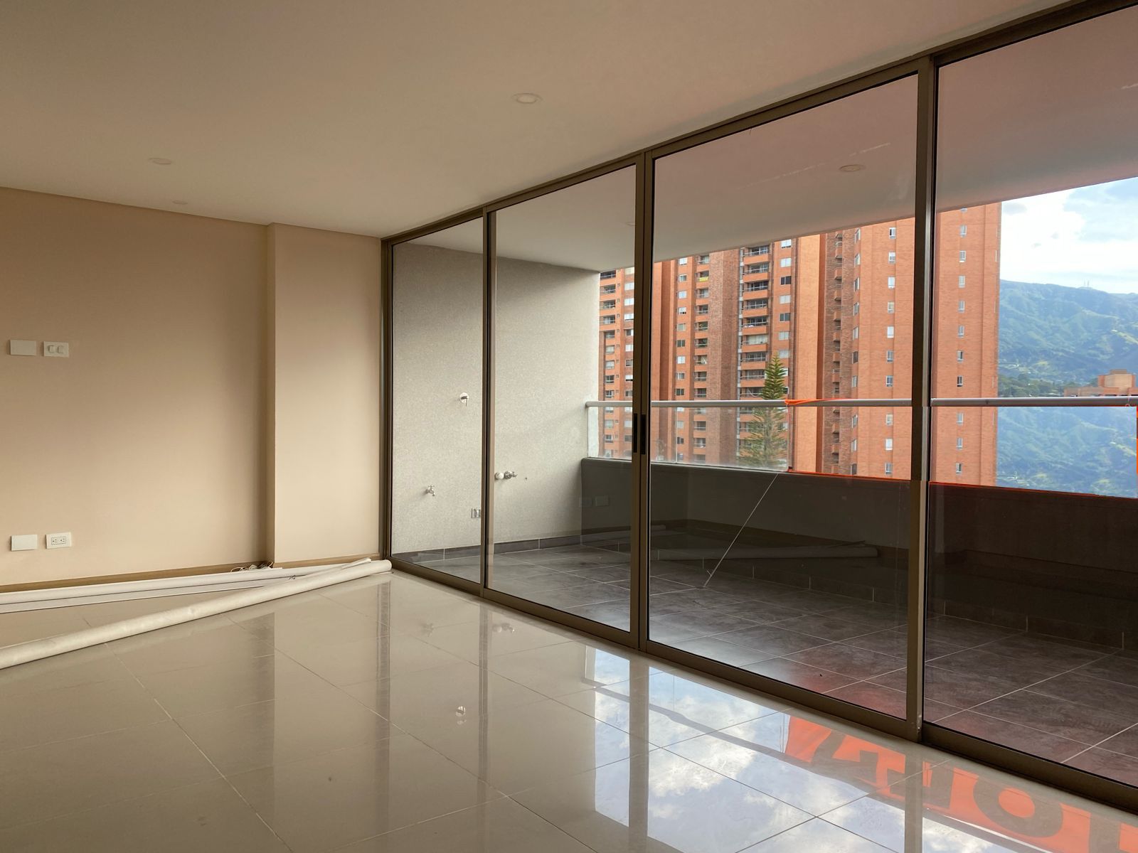 Apartamento en arriendo Antioquia Envigado Loma Del Atravesado 88 m2 Habitaciones 2 Baños 2 Garajes 3 Precio $4900000