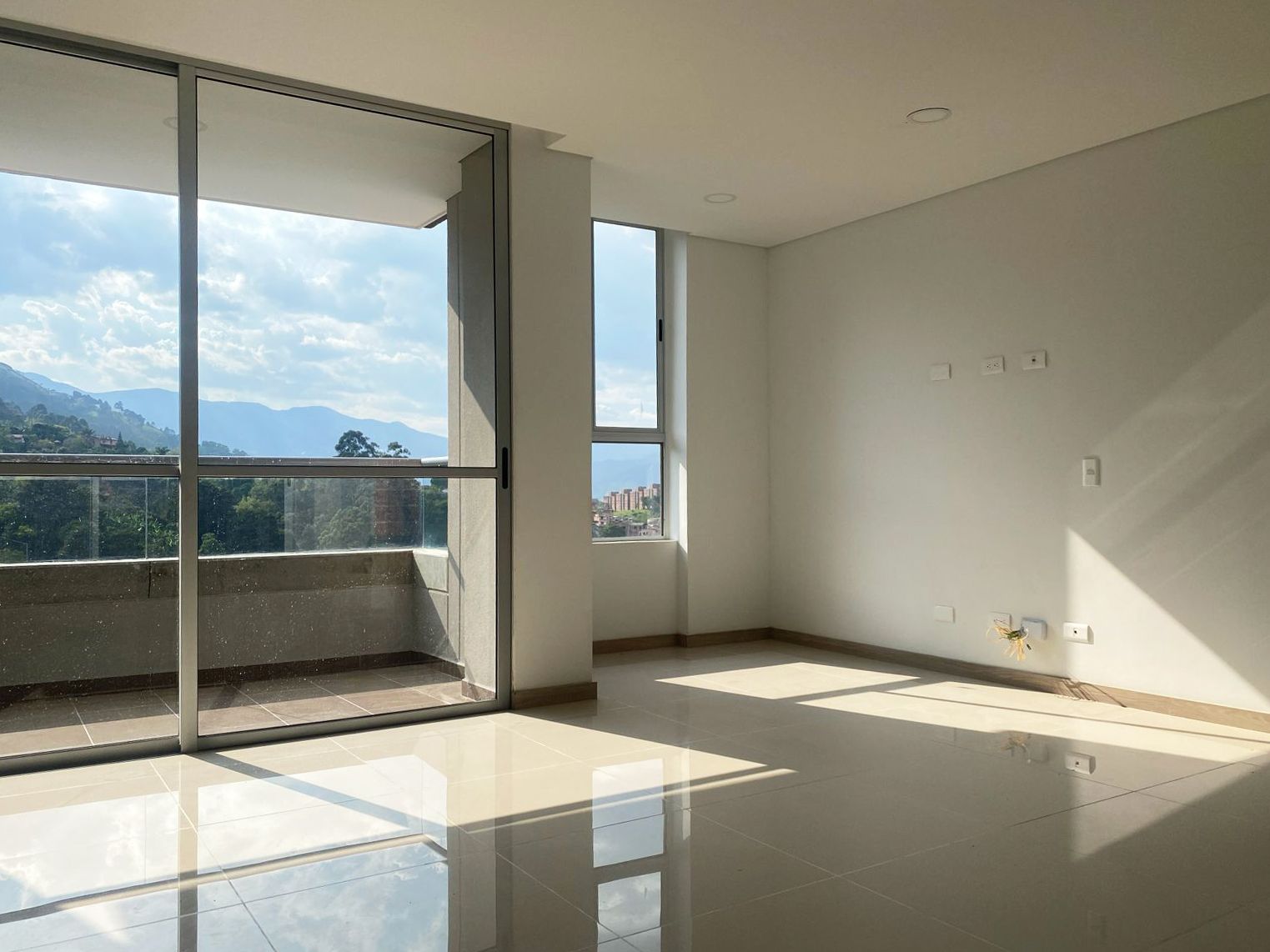 Apartamento en arriendo Antioquia Envigado El Salado 88 m2 Habitaciones 2 Baños 2 Garajes 2 Precio $3350000