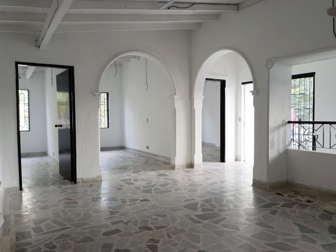 Oficina en arriendo Antioquia Medellín Rosales 180 m2 Habitaciones 0 Baños 6 Garajes 1 Precio $6350000