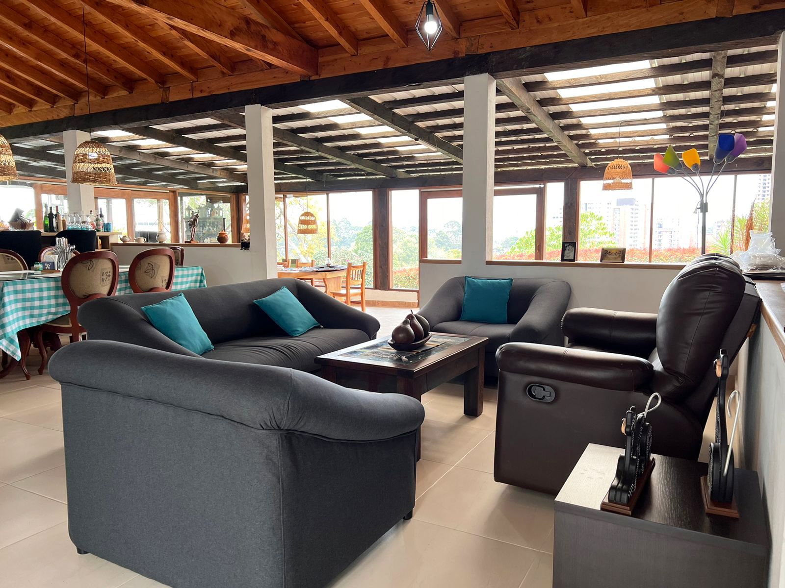 Casa en arriendo o venta Antioquia Rionegro San Antonio 430 m2 Habitaciones 4 Baños 8 Garajes 3 Precio venta $2400000000 Precio arriendo $11500000