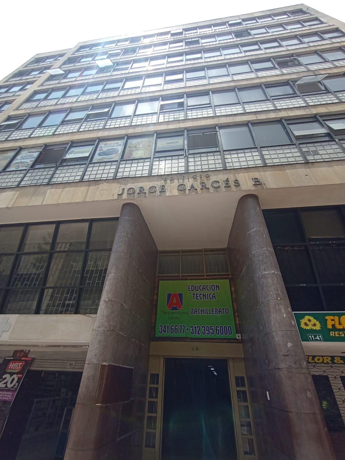 Oficina en arriendo o venta Cundinamarca Bogotá La Catedral 28 m2 Habitaciones 0 Baños 10 Garajes 0 Precio venta $90000000 Precio arriendo $1300000