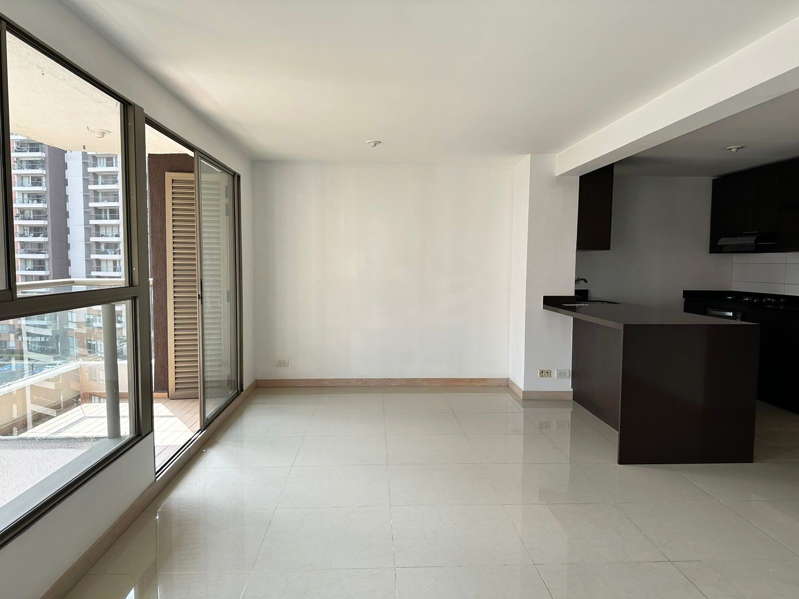 Apartamento en arriendo Antioquia Medellín Loma De Los Bernal 95 m2 Habitaciones 3 Baños 2 Garajes 2 Precio $4000000