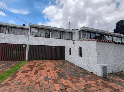 Casa en venta Cundinamarca Bogotá Ub Santa Coloma 225 m2 Habitaciones 4 Baños 4 Garajes 4 Precio $900000000