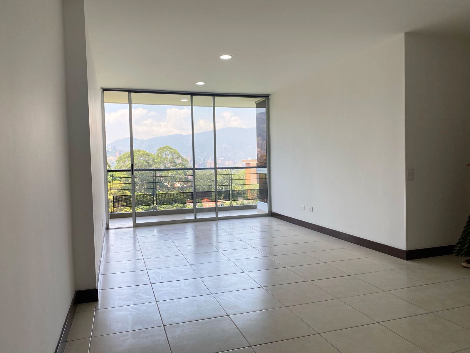 Apartamento en arriendo o venta Antioquia Envigado La Inmaculada 97 m2 Habitaciones 3 Baños 2 Garajes 2 Precio venta $560000000 Precio arriendo $3350000