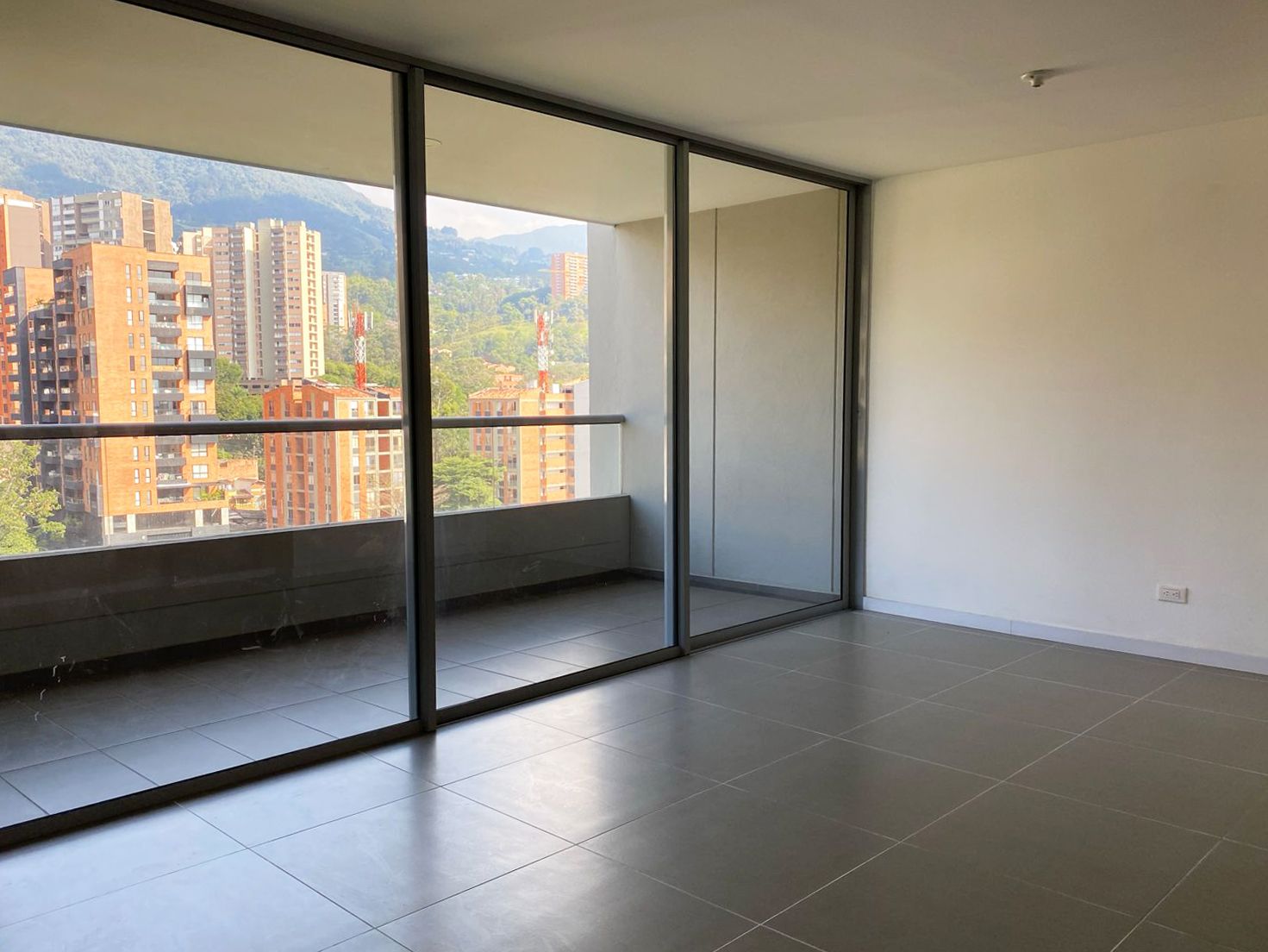 Apartamento en arriendo Antioquia Envigado La Inmaculada 70 m2 Habitaciones 2 Baños 4 Garajes 3 Precio $4000000
