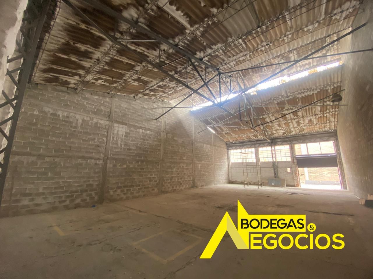 Bodega en arriendo Antioquia Medellín Villa Carlota 220 m2 Habitaciones 0 Baños 2 Garajes 3 Precio $8000000