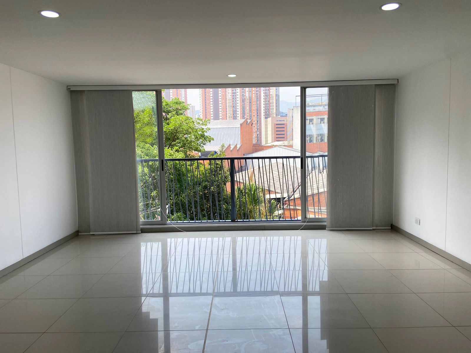 Apartamento en arriendo o venta Antioquia Sabaneta Restrepo Naranjo 89 m2 Habitaciones 3 Baños 2 Garajes 2 Precio venta $535000000 Precio arriendo $3500000
