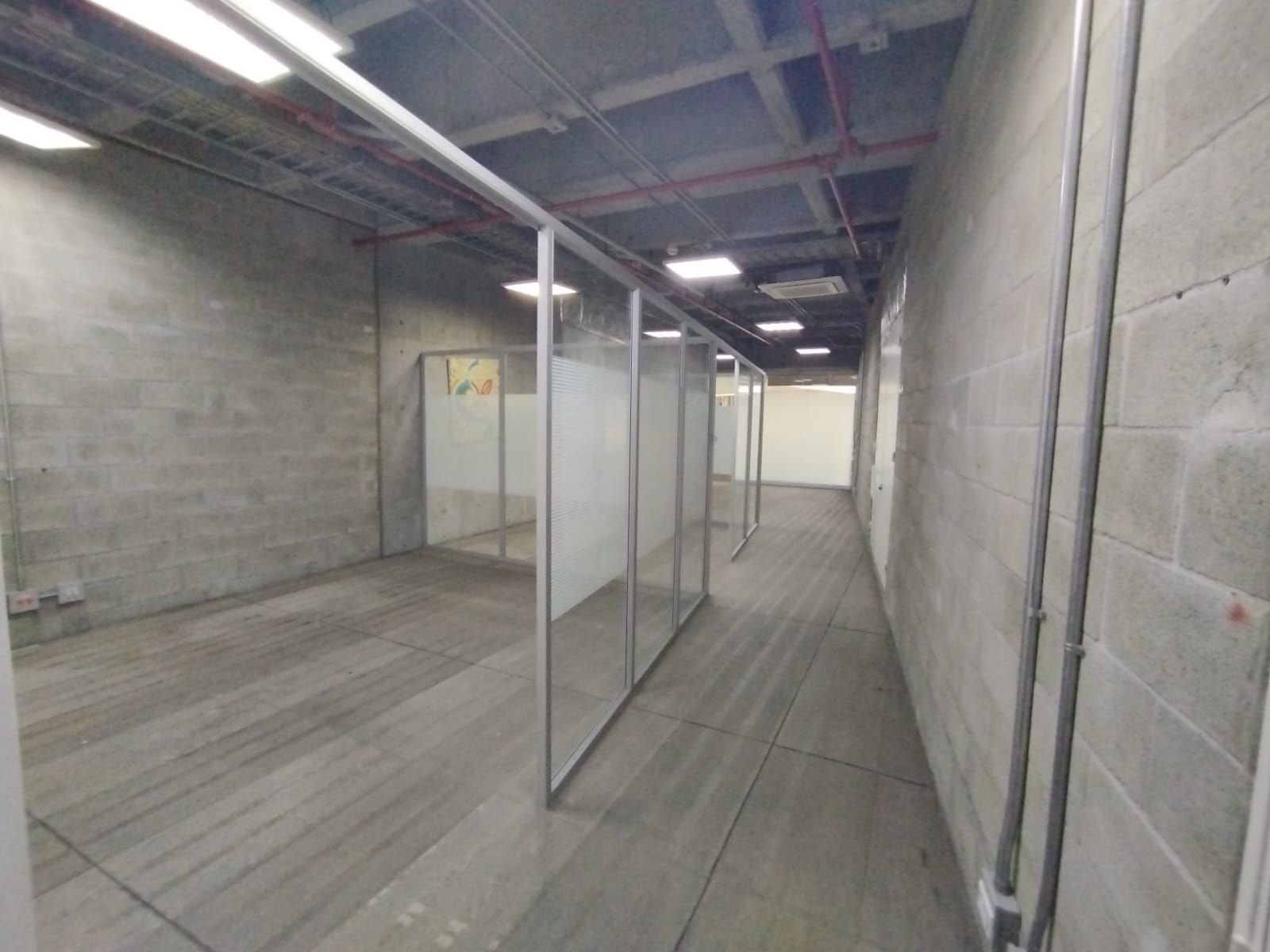 Oficina en arriendo Antioquia Medellín La Alpujarra 94 m2 Habitaciones 0 Baños 1 Garajes 1 Precio $8400000