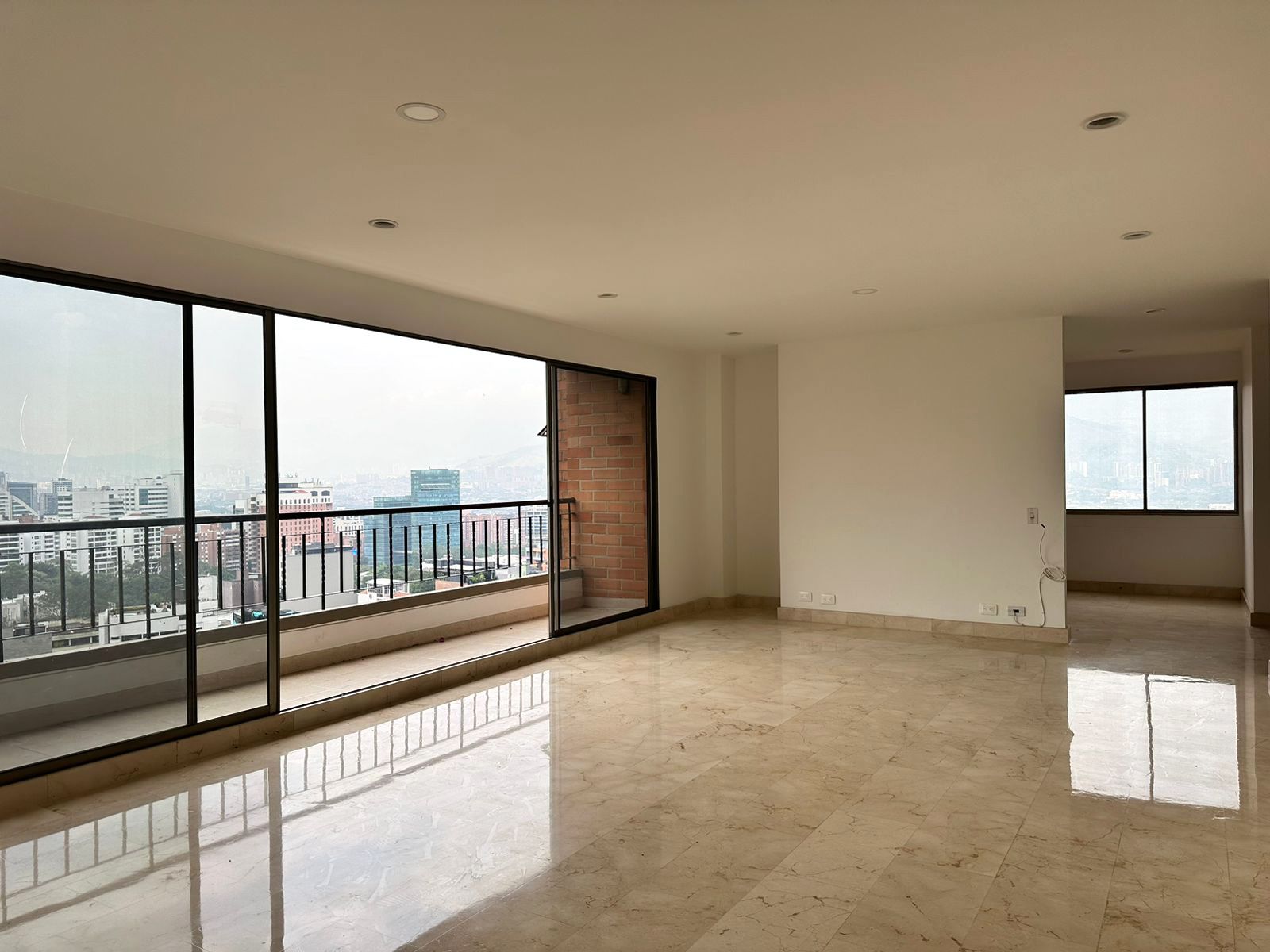 Apartamento en arriendo Antioquia Medellín La Linde 130 m2 Habitaciones 3 Baños 4 Garajes 3 Precio $4350000