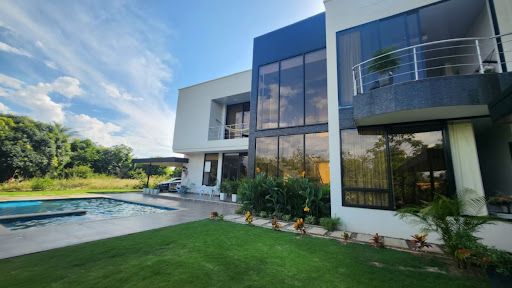 Casa en venta Huila Neiva Ub Altos De La Pradera 450 m2 Habitaciones 4 Baños 13 Garajes 8 Precio $2500000000