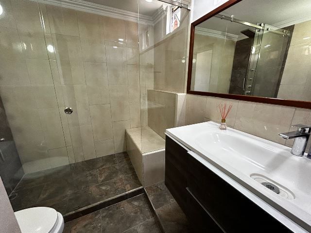 Casa en arriendo o venta Antioquia Medellín Medellín 200 m2 Habitaciones 4 Baños 4 Garajes 5 Precio venta $1350000000 Precio arriendo $11000000